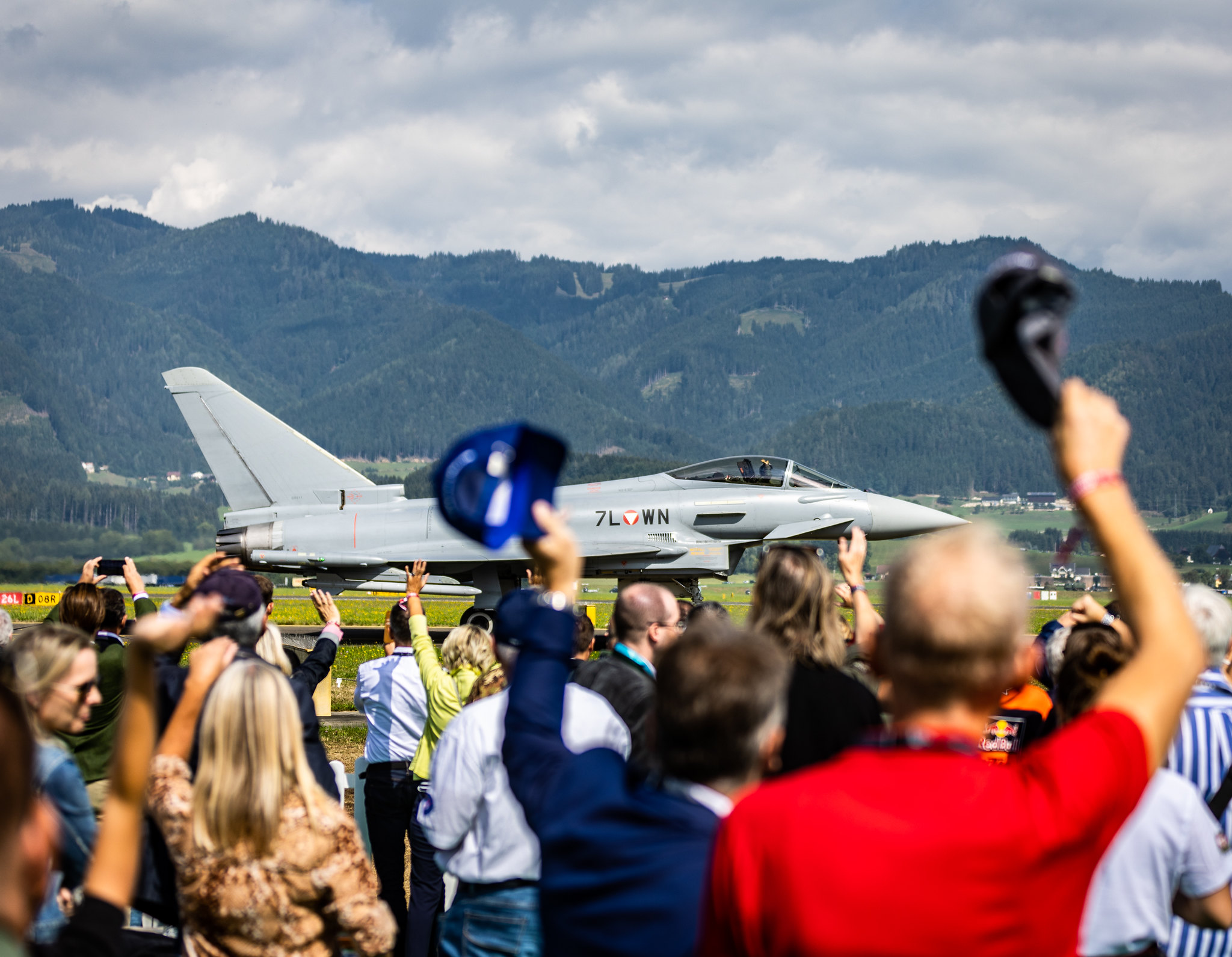 Eurofighter rollt an jubelnder Zuschauermenge vorbei