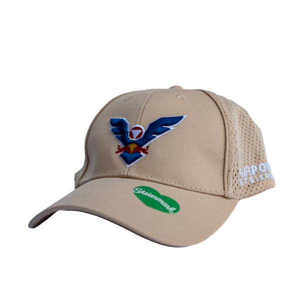 Hellbraunes Baseballcap mit aufgesticktem Adler auf der Vorderseite und Belüftungslöchern an den Seiten, mit der Aufschrift „AUTHORIZED STEINER“ und „Schweizerische“.
