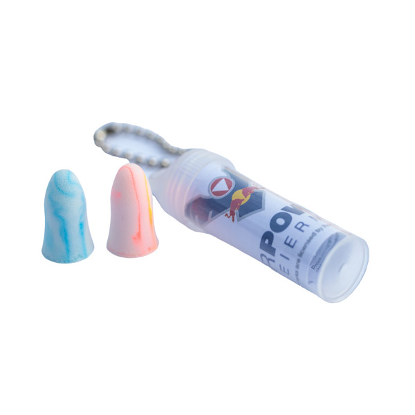 Zwei bunte Ohrstöpsel neben einem kleinen transparenten zylindrischen Behälter mit einem Tragegriff an der Oberseite.