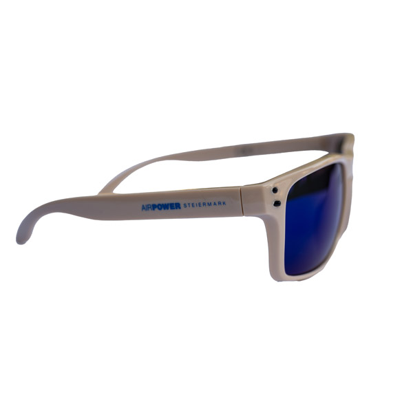 Weiße Sonnenbrille mit blauen Gläsern und der Gravur „Airpower Steiermark“.