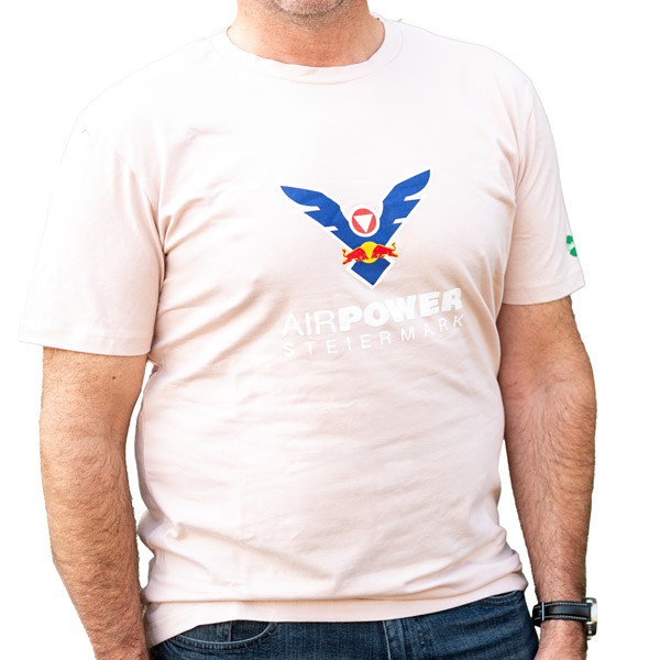 Eine Person, die ein weißes T-Shirt mit einem Adlerlogo und dem Aufdruck „Airpower Steiermark“ trägt.