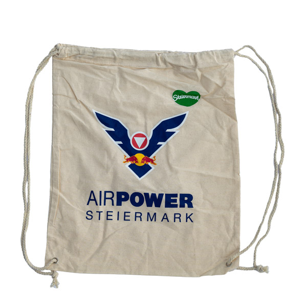 Ein beiger Turnbeutel mit dem Schriftzug „AIRPOWER STEIERMARK“ und einem Emblem mit Flügeln und Schild.