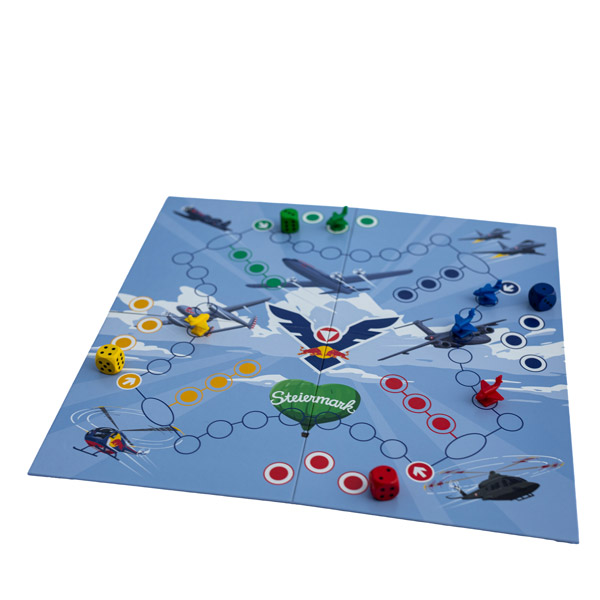 Ein farbenfrohes Brettspiel mit Spielsteinen und Würfeln, mit einem Kartendesign und dem Wort „Steiermark“ in der Mitte.